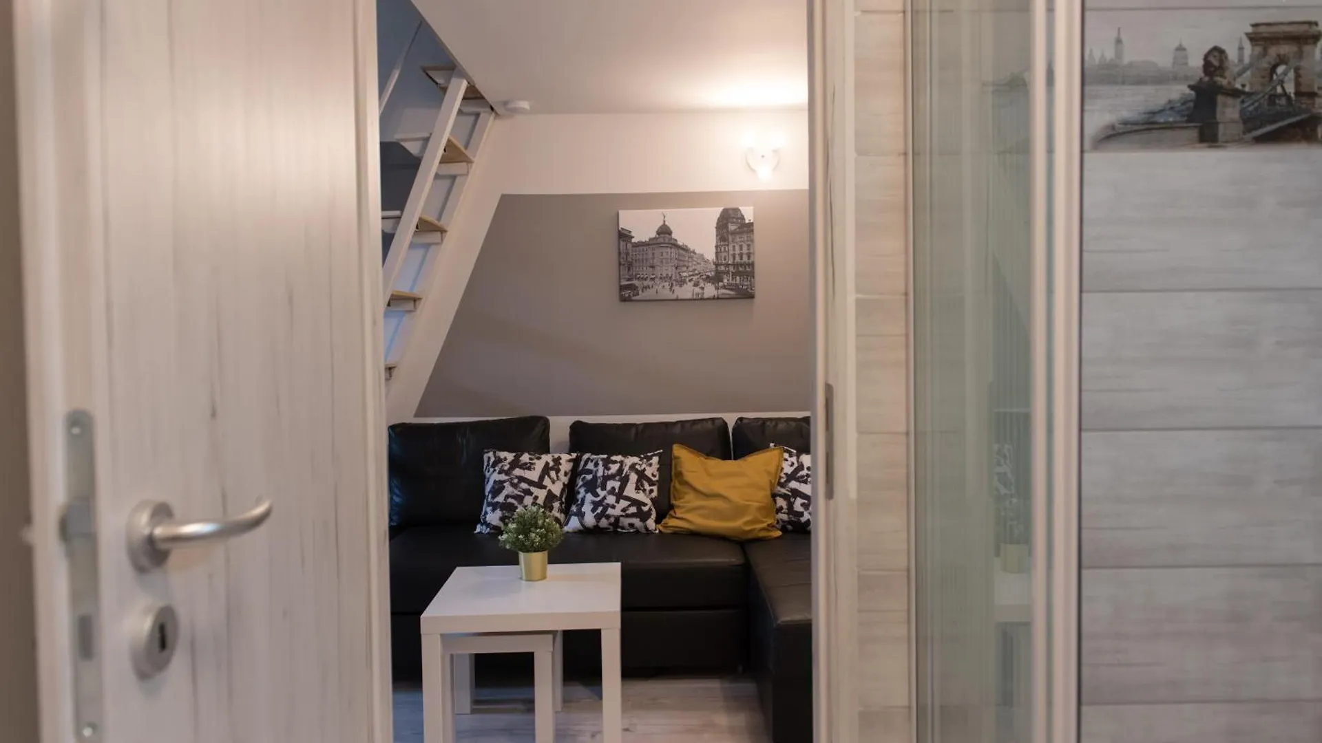 Downtown Sunrise Apartment Budapest 0*,